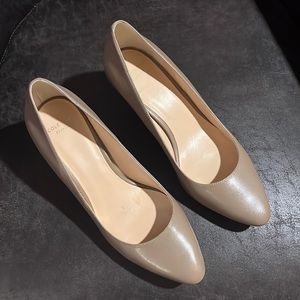 Classic Cole Haan Grand.OS pump with wooden kitten heel!